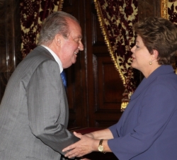 Su Majestad el Rey saluda a la Presidenta de la República Federativa de Brasil
